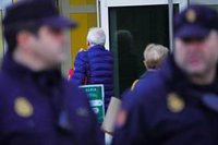 El empleado de seguridad que iba junto al interventor del Alvia señala que este "podía haber esperado" para la llamada