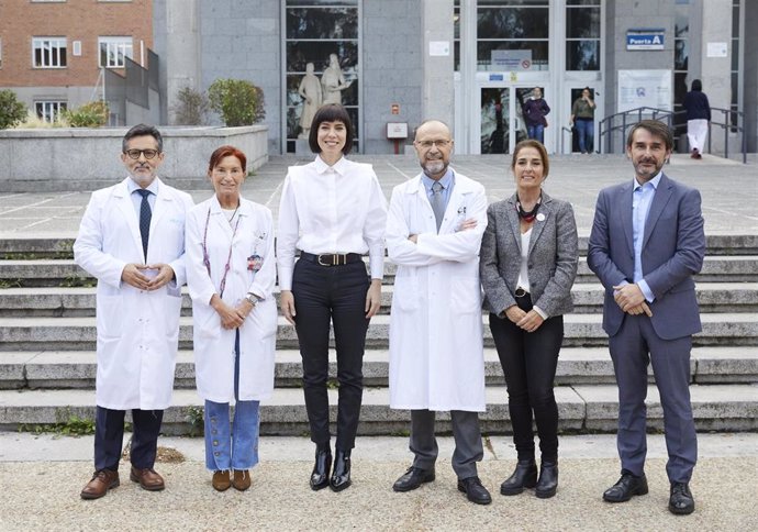 La ministra de Ciencia e Innovación, Diana Morant, ha visitado la Unidad CRIS de Nuevas Terapias Experimentales.