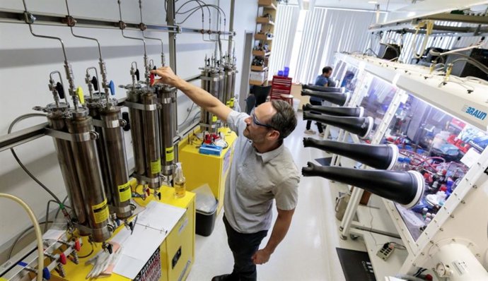 Un grupo de científicos de la Universidad de Chicago ha descubierto una manera de crear un material que se puede hacer como un plástico, pero que conduce la electricidad más como un metal. Arriba, miembros del laboratorio de Anderson trabajando.