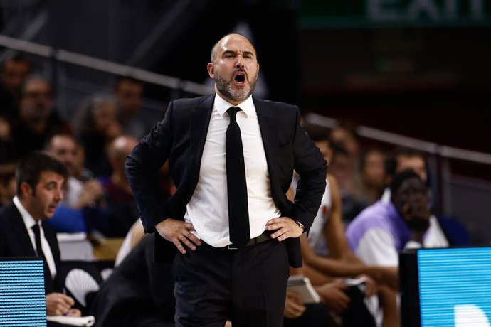 Chus Mateo da instrucciones durante un partido del Real Madrid