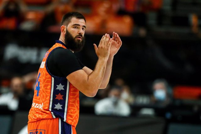 Archivo - Bojan Dubljevic aplaude durante un partido del Valencia Basket