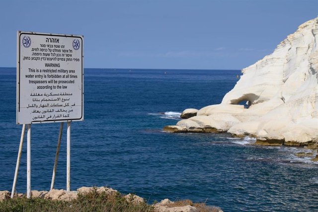 Una señal de advertencia junto al mar en Rosh Hanikra, en el norte de Israel, en la frontera con Líbano