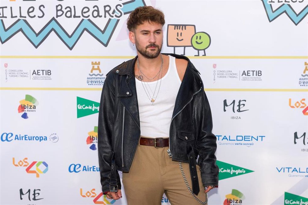 Archivo - El cantante Dani Fernández posa en la alfombra roja de los nominados a LOS40 MUSIC AWARDS 2021, en Hotel Me Ibiza, a 5 de octubre, en Ibiza, Islas Baleares (España). 