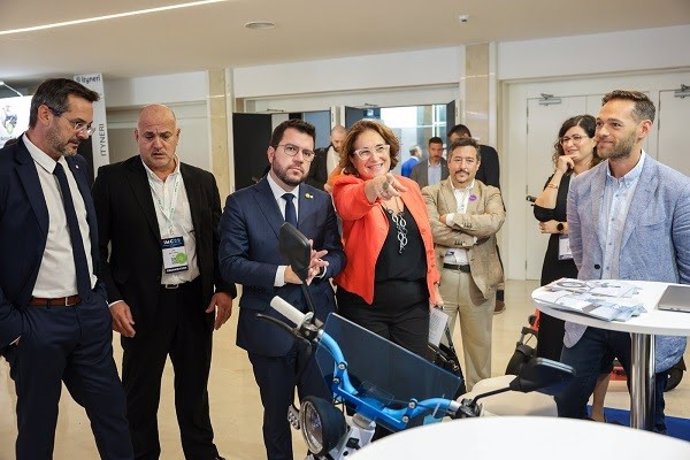 El presidente de la Generalitat Pere Aragons y la alcaldesa de Sitges y presidenta de la Associació de municipis per la Mobilitat y el Transport Urb (AMTU) Aurora Carbonell