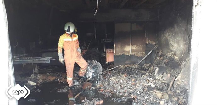 Bomberos sofocando un incendio en Cabranes.