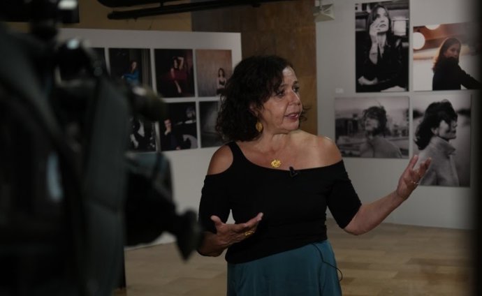 La fotógrafa Carole Bellache visita su exposición 'Retratos de cine'