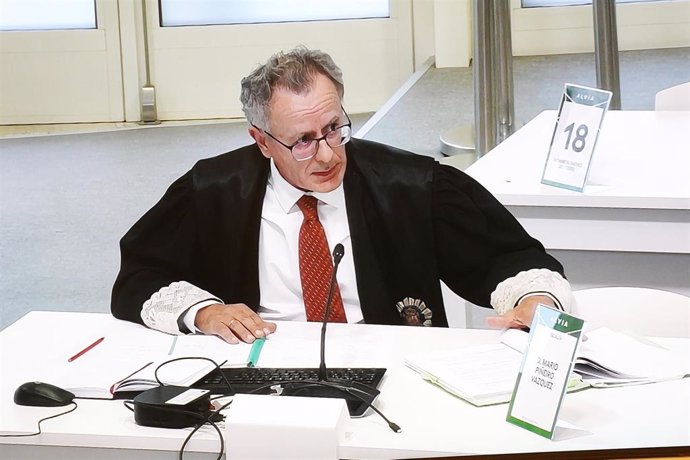El fiscal Mario Piñeiro, visto desde la pantalla por la que los medios de comunicación observan el juicio por el accidente del Alvia, en la Cidade de la Cultura de Santiago de Compostela, a 6 de octubre de 2022, en Santiago de Compostela, A Coruña (Espa
