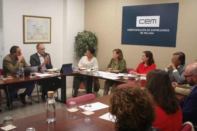 La Junta y la CEA se reúne en la CEM con empresarios turísticos de Málaga para analizar el sector.