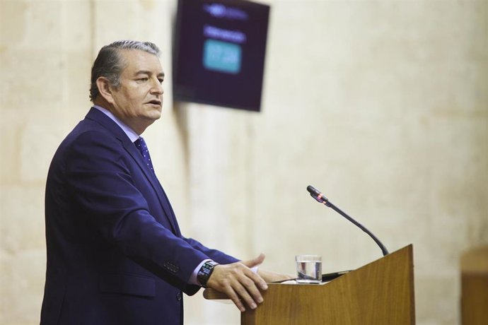 El consejero de Presidencia, Interior y Diálogo Social de la Junta de Andalucía, Antonio Sanz, durante la primera jornada del Pleno del Parlamento andaluz en el Parlamento de Andalucía, a 26 de octubre de 2022 en Sevilla (Andalucía, España). En la cuart