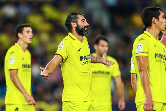Raul Albiol of Villarreal gestures during the Santander League match between Villareal CF and Club Atletico Osasuna at the Ceramica Stadium on October 17, 2022, in Valencia, Spain.