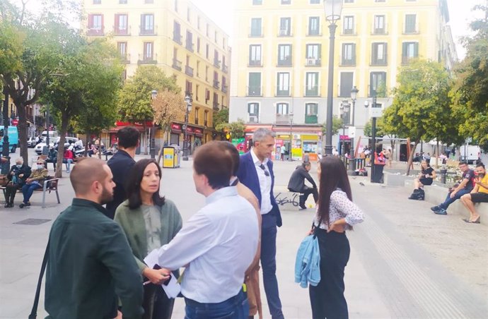 La delegada del Gobierno en Madrid, Mercedes González, en la plaza de Lavapiés, en una visita para conocer los problemas del barrio madrileño