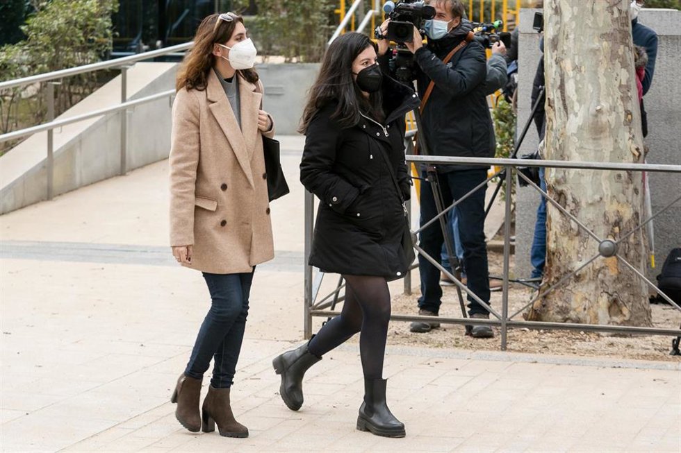Archivo - La ex asesora de Podemos Dina Bousselham (i) a su llegada para declarar en el caso que investiga el presunto robo de su móvil en el marco del caso Villarejo, en la Audiencia Nacional, a 15 de marzo de 2022, en Madrid (España).
