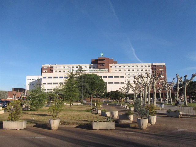 Archivo - El herido en el accidente laboral ha sido trasladado al Hospital Universitario de Badajoz.