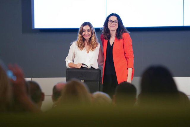 La nueva consellera de Agricultura, Isaura Navarro, recibe la cartera de manos de la vicepresidenta de la Generalitat y consellera de Igualdad, Aitana Mas