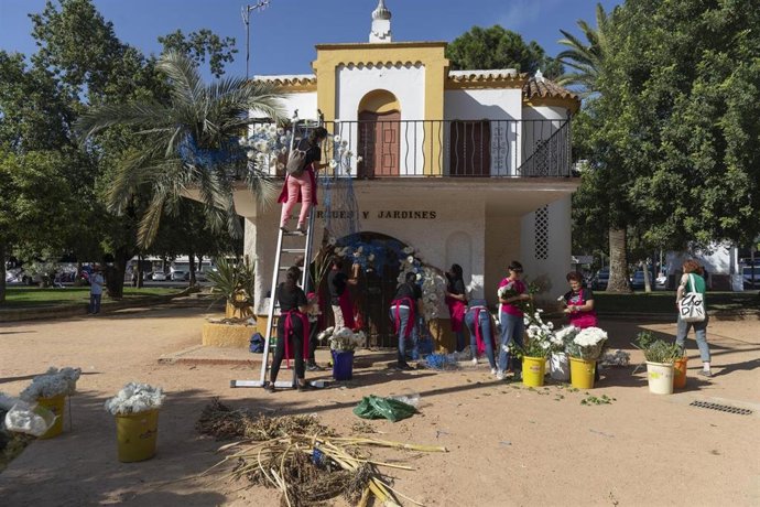 Preparativos de la guerrilla floral en una edición anterior de Flora.