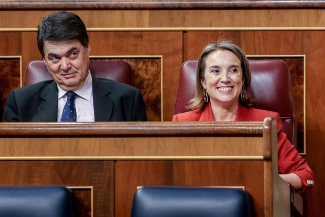El diputado nacional del Partido Popular por Granada Carlos Rojas, y la portavoz del PP en el Congreso, Cuca Gamarra, durante un debate de totalidad del Proyecto de Ley de Presupuestos Generales del Estado para el año 2023, en el Congreso de los Diputados