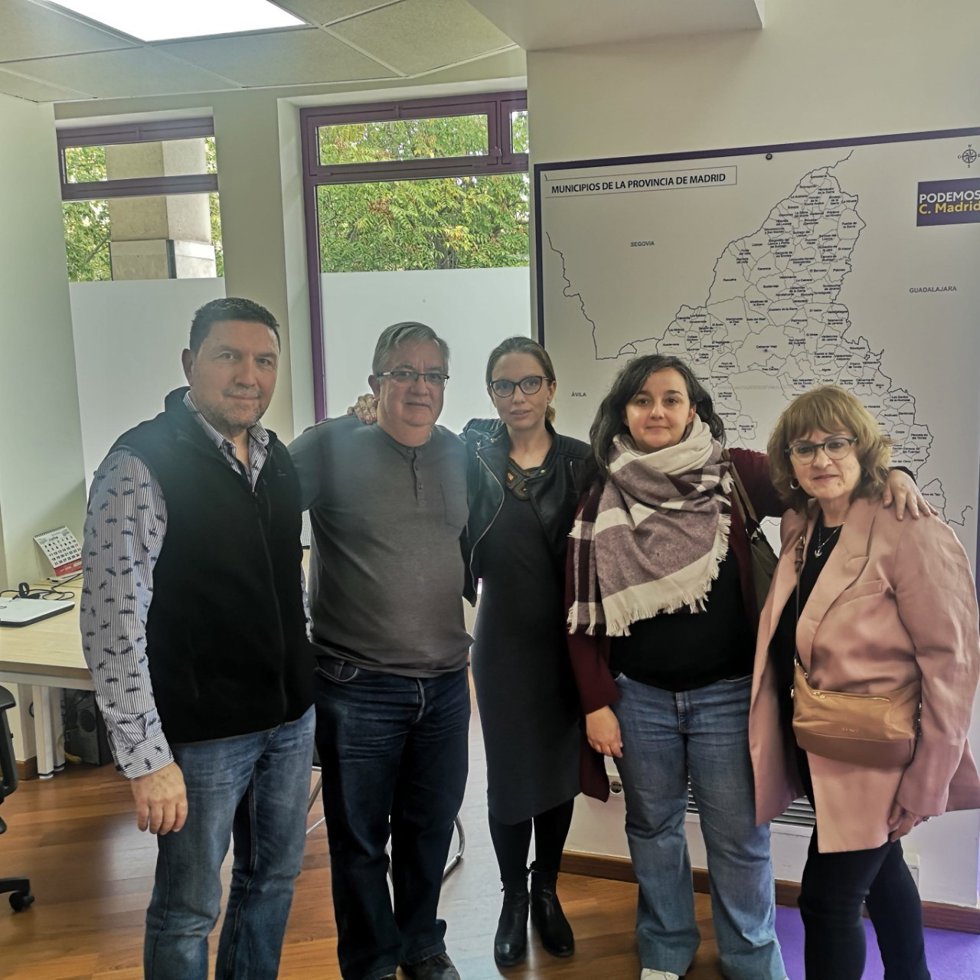 La coportavoz de Unidas Podemos en la Asamblea de Madrid, Carolina Alonso, con la Platafor SAR Madrid