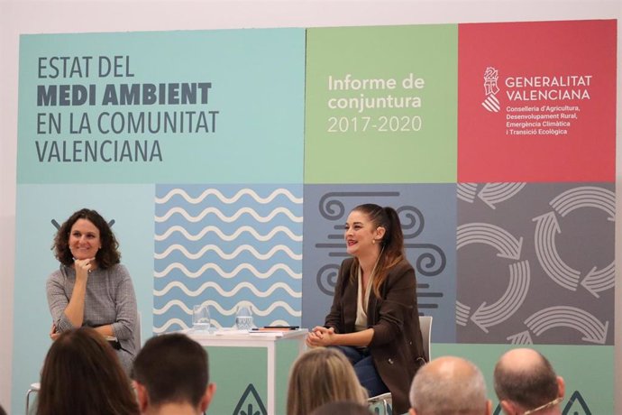 La secretaria autonómica de Emergencia Climática y Transición Ecológica, Paula Tuzón (i), junto a la ya exconsellera de Agricultura, Mireia Moll (d), en una fotografía de archivo