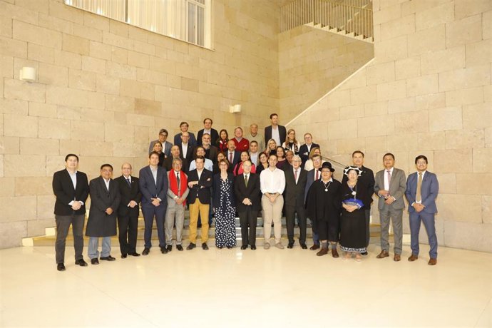 Foto autoridades académicas en la recepción en el Ayuntamiento de Logroño