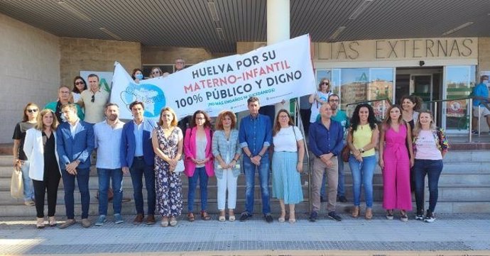 Imagen de archivo de miembros del PSOE de Huelva junto a miembros de Onusap en petición del hospital Materno Infantil para Huelva.