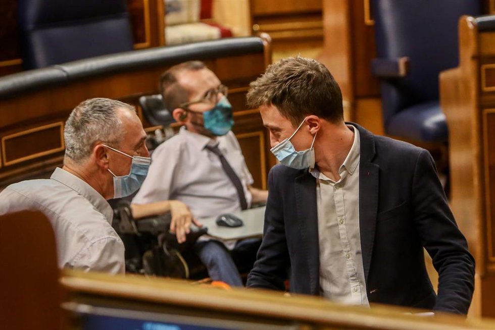 Archivo - El diputado de Compromís, Joan Baldoví (i), el líder de Más País, Íñigo Errejón (d) y el portavoz parlamentario de Unidas Podemos, Pablo Echenique (centro), durante una sesión plenaria en el Congreso 