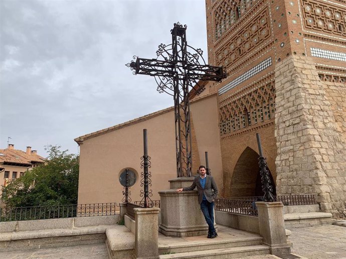 El concejal del grupo municipal de VOX en el Ayuntamiento de Teruel, Alejandro Nolasco, promueve declarar BIC la Cruz de la Plaza del Seminario