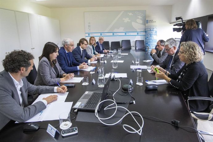 El vicepresidente primero y conselleiro de Economía, Francisco Conde, el conselleiro de Facenda, Miguel Corgos, y la conselleira de Promoción do Emprego, María Jesús Lorenzana, se reúnen con agentes sociales por los fondos europeos