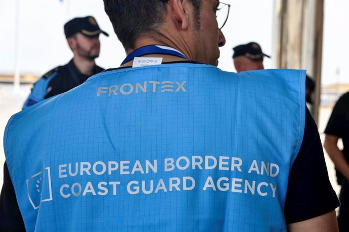 Archivo - Agente de la guardia europea de fronteras y costas (Frontex) 
