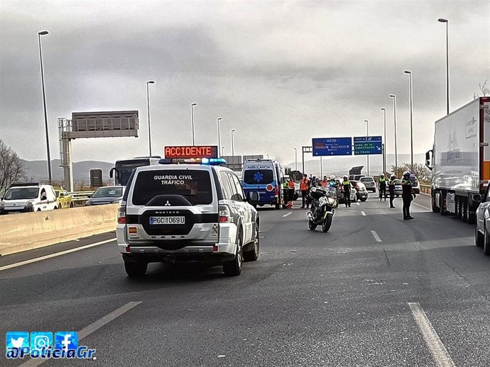 Un conductor dado a la fuga choca contra cuatro vehículos en la GR30