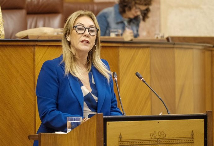 La consejera de Economía, Hacienda y Fondos Europeos, Carolina España, en el Pleno del Parlamento andaluz.