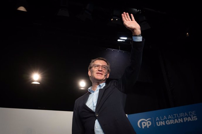 El presidente del PP, Alberto Núñez Feijóo, saluda en la inauguración de la ronda de convenciones sectoriales del PP en la Biblioteca Francesca Bonnemaison, a 21 de octubre de 2022, en Barcelona, Catalunya (España). Se trata de la primera de las convenc