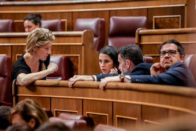 La diputada de Ciudadanos (Cs) en el Congreso, María Muñoz Vidal (1i), conversa con la presidenta de Ciudadanos, Inés Arrimadas (3d), y el portavoz adjunto de Ciudadanos en el Congreso, Edmundo Bal (2d), durante un debate de totalidad del Proyecto de Le