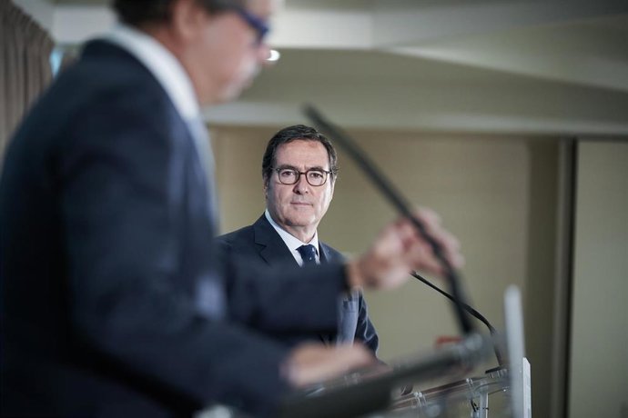 El presidente de la CEOE, Antonio Garamendi, interviene en el foro económico "Las Empresas ante los Nuevos Retos de 2023", en el Hotel Silken, a 11 de octubre de 2022, en Vitoria-Gasteiz, Álava, País Vasco (España). El foro económico es organizado por e
