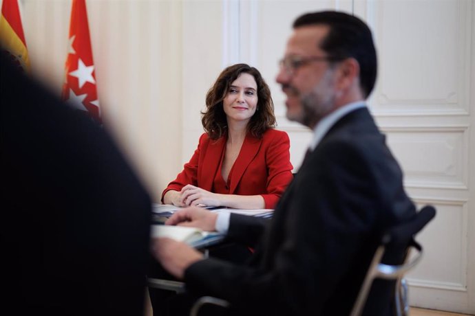 La presidenta de la Comunidad de Madrid, Isabel Díaz Ayuso, y el consejero de Economía, Javier Fernánde-Lasquetty.