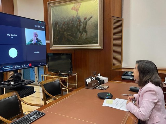 La ministra de Defensa, Margarita Robles, ha mantenido una conversación por videoconferencia con su homólogo ucraniano, Oleksii Reznikov