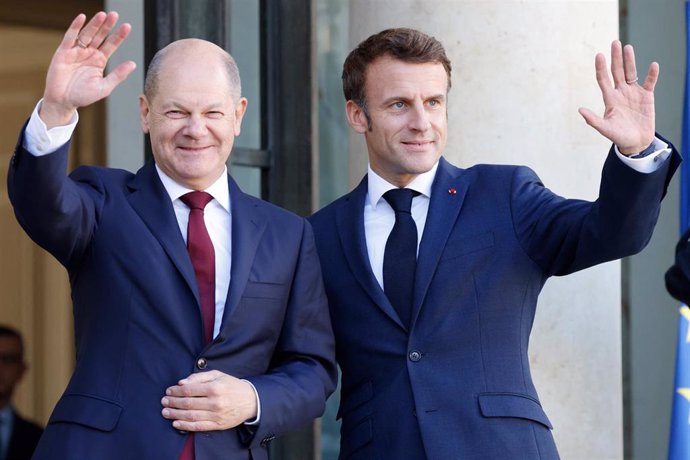 El canciller de Alemania, Olaf Scholz (I), junto al presidente galo, Emmanuel Macron (D), en París, Francia