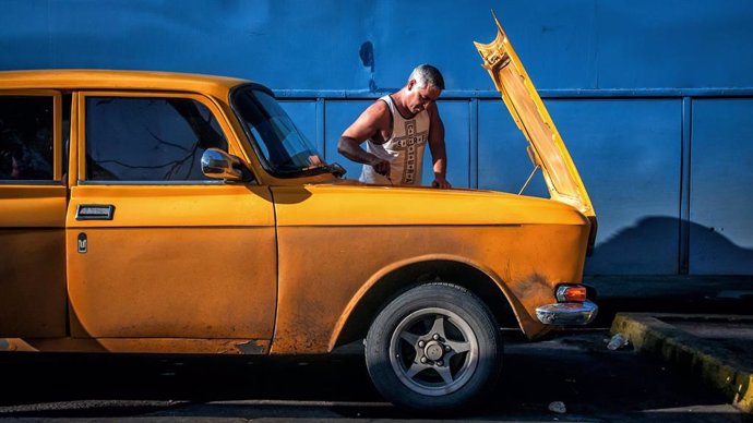 Un conductor arregla su viejo Moskvich 2140 de fabricación rusa en una gasolinera cerca de Aguada de Pasajeros, Cienfuegos, Cuba.
