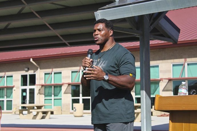 El republicano antiabortista Herschel Walker dando un discurso