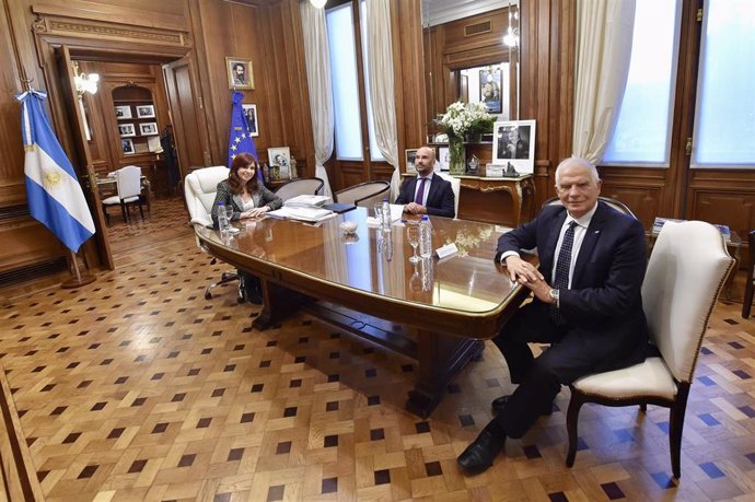 La vicepresidenta de Argentina, Cristina Fernández de Kirchner, el embajador de la UE en Argentina, Amador Sánchez, y el Alto Representante de la Unión Europea para Asuntos Exteriores y Política de Seguridad, Josep Borrell