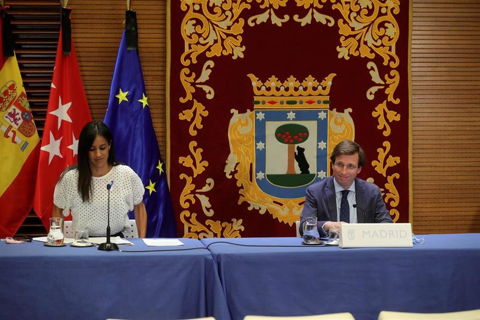 Archivo - El alcalde de Madrid, José Luis Martínez-Almeida (d), y la vicealcaldesa de Madrid, Begoña Villacís, durante la rueda de prensa ofrecida este jueves en el Ayuntamiento para informar de los acuerdos adoptados en la Junta de Gobierno de la capit