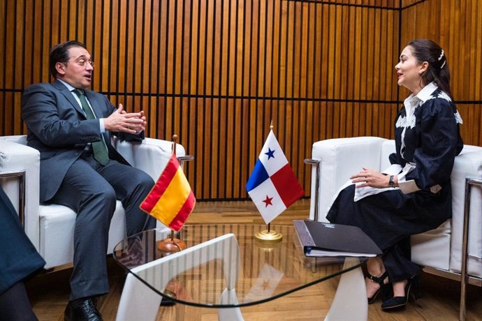 El ministro de Exteriores, José Manuel Albares, y su homóloga de Panamá, Janaina Tewaney Mencomo