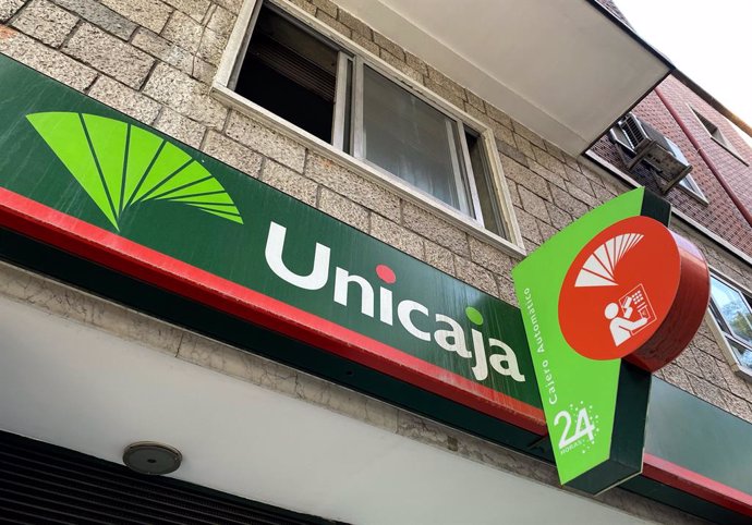 Archivo - Oficina de Unicaja, a 18 de julio de 2022, en Madrid (España). La caja de ahorros Unicaja nació en marzo de 1991 como resultado de la fusión entre sí de las Cajas de Ahorros de Ronda, Cádiz, Almería, Málaga y Antequera, a las que se sumó la Ca