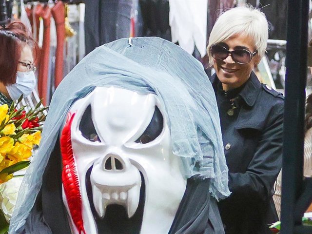 Ana María Aldón comprando disfraces para Halloween con su hijo José María