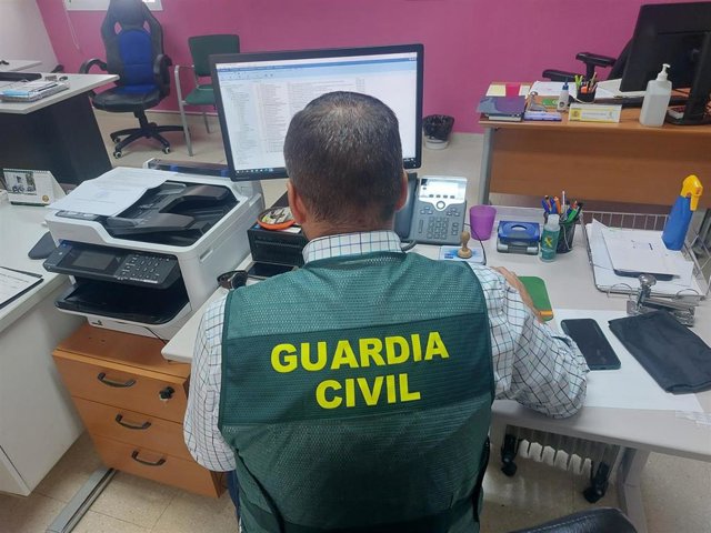 UN agente de la Guardia Civil realizando gestiones por Internet