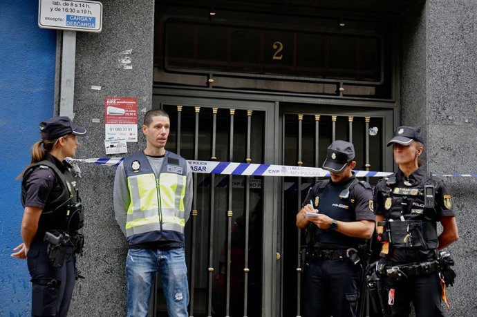 Varios agentes de Policía en el domicilio donde Juana Canal residía con su pareja, en el distrito de Ciudad Lineal.
