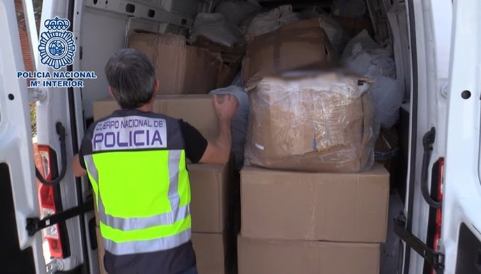 Cuatro detenidos por falsificar ropa de marca y distruirla desde Parla a toda España