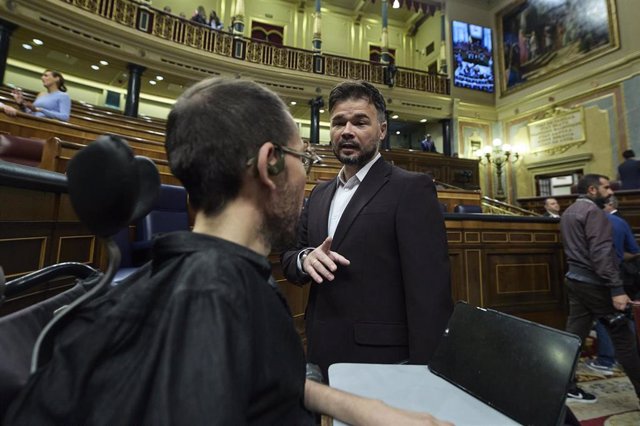 El portavoz de ERC en el Congreso, Gabriel Rufián (i) y el portavoz de Unidas Podemos en el Congreso, Pablo Echenique (d), durante una sesión plenaria en el Congreso 