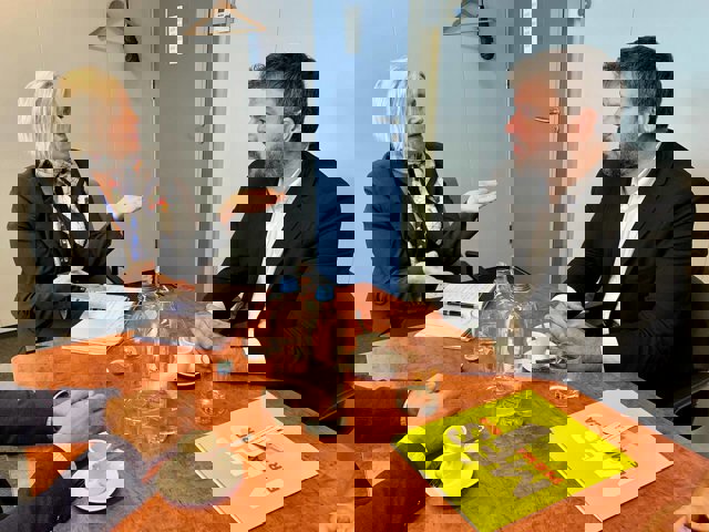 El coordinador de MÉS per Mallorca, Lluís Apesteguia, en una reunión con el equipo del comisario europeo de Trabajo y Asuntos Sociales.