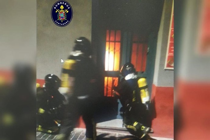 Bomberos del SEIS de Cartagena intervienen en un incendio declarado en el interior de un bar de la Plaza del Risueño
