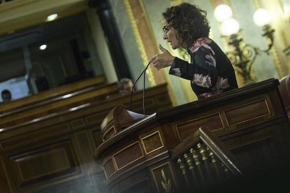 La ministra de Hacienda, María Jesús Montero, interviene durante una sesión plenaria en el Congreso